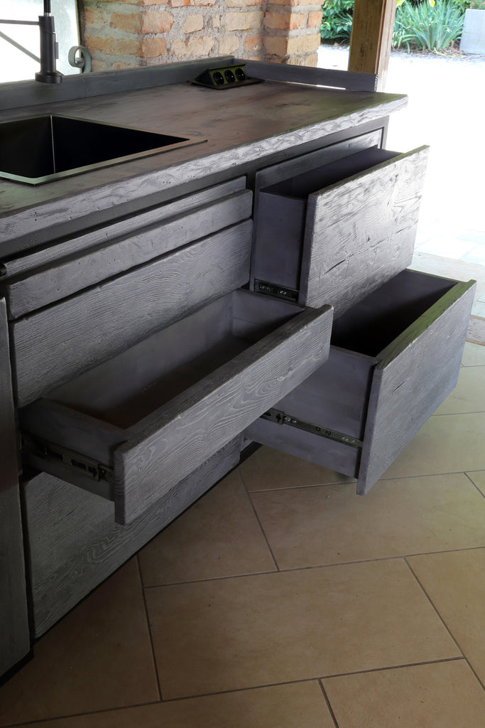Cucina lineare stile INDUSTRIAL struttura in ferro e legno massello finitura cemento misure 320x60xh90 cm