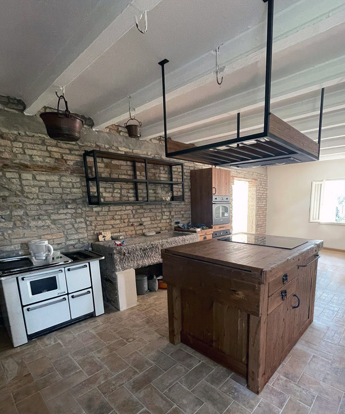 Cucina lineare base+colonna+sotto-lavabo+scolapiatti e Isola con piano ribalta e cappa a soffitto 120+30x100xH100 cm mod. GIULIA stile INDUSTRIAL / RUSTICO VISSUTO in legno massello