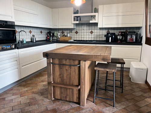 Kücheninsel im PATRIZIA INDUSTRIAL-Stil mit freitragender Snackplatte aus Massivholz und optionalen Hockern, Maße 140 x 110 x 90 cm.