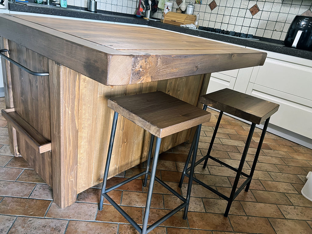 Isola Cucina con piano snack a sbalzo in stile INDUSTRIAL mod. PATRIZIA in legno massello e sgabelli opzionali misure 140x110xh90 cm