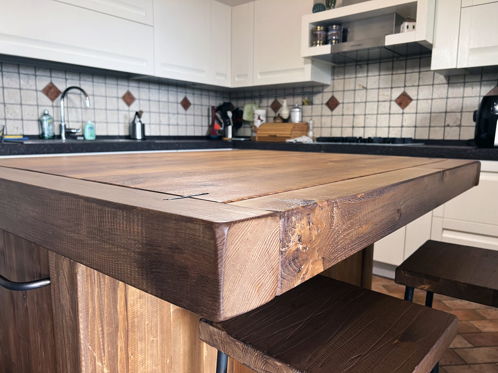 Isola Cucina con piano snack a sbalzo in stile INDUSTRIAL mod. PATRIZIA in legno massello e sgabelli opzionali misure 140x110xh90 cm