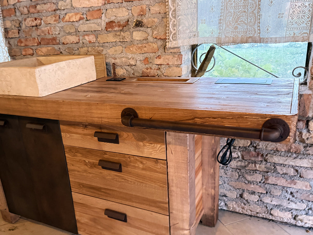 Mini Cucina ERIKA accessoriata in legno massello – Stile Banco Falegname Industrial, misure personalizzabili (240×65×94 cm)