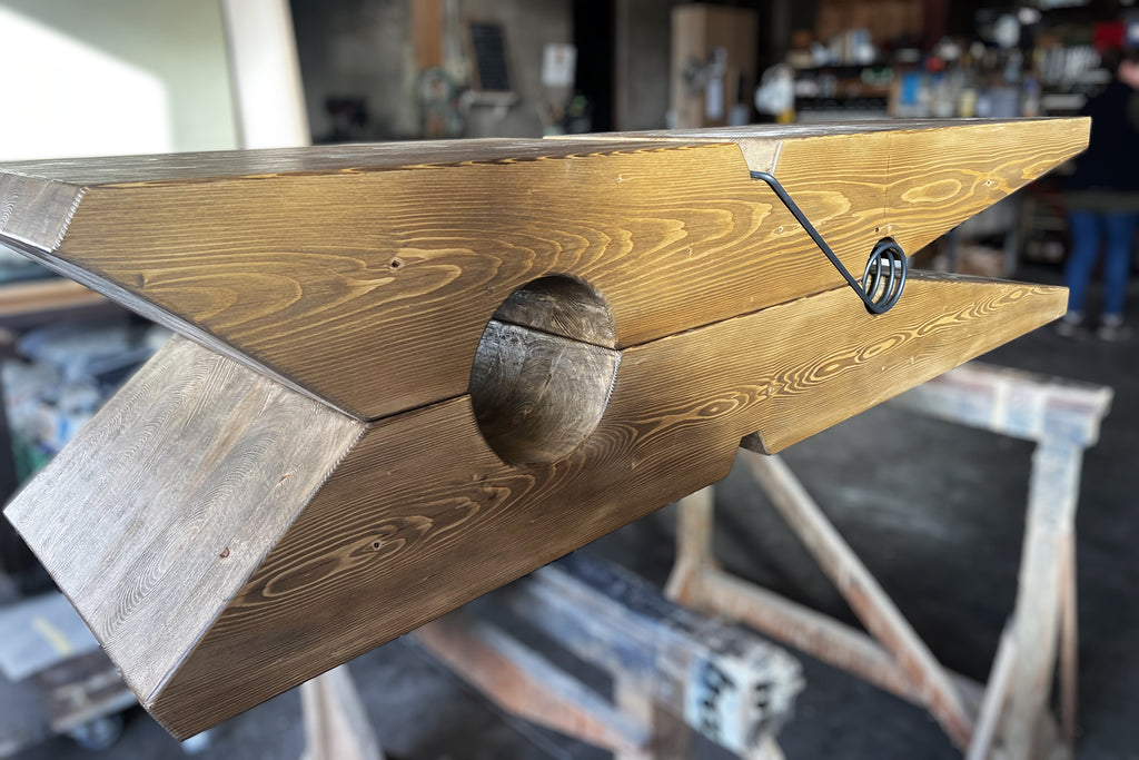 Panca di design MOLLETTA DA BUCATO fuori scala scultura dell'Arte POP in legno massello di abete misure 190x44xh44 cm