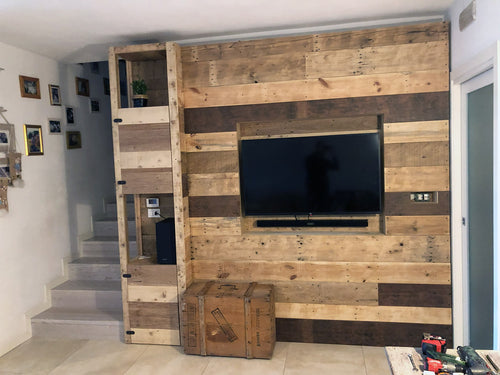 TV-Wandschrank aus Holz im rustikalen Stil, Rahmen und Verkleidung aus recyceltem Massivholz mit mehrfarbigem Effekt, 290 x 35 x 280 cm, SONDERANFERTIGUNG