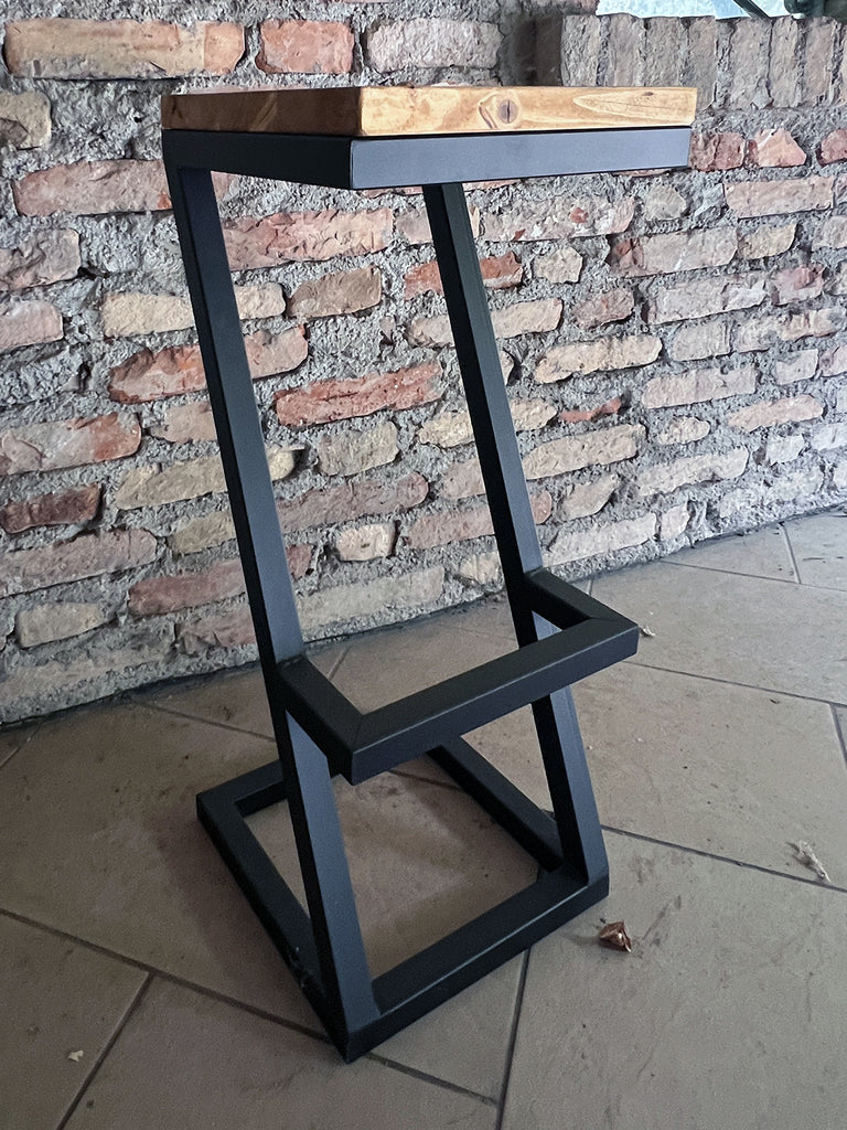 Sgabelli alti Z-01 / Z-02 | Design a “Z” INDUSTRIAL in legno massello e metallo – H.75 cm PERSONALIZZABILI