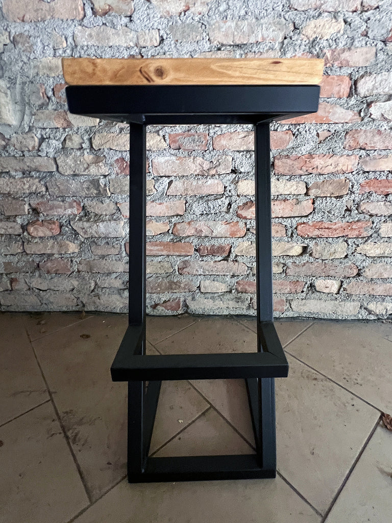 Sgabelli alti Z-01 / Z-02 | Design a “Z” INDUSTRIAL in legno massello e metallo – H.75 cm PERSONALIZZABILI