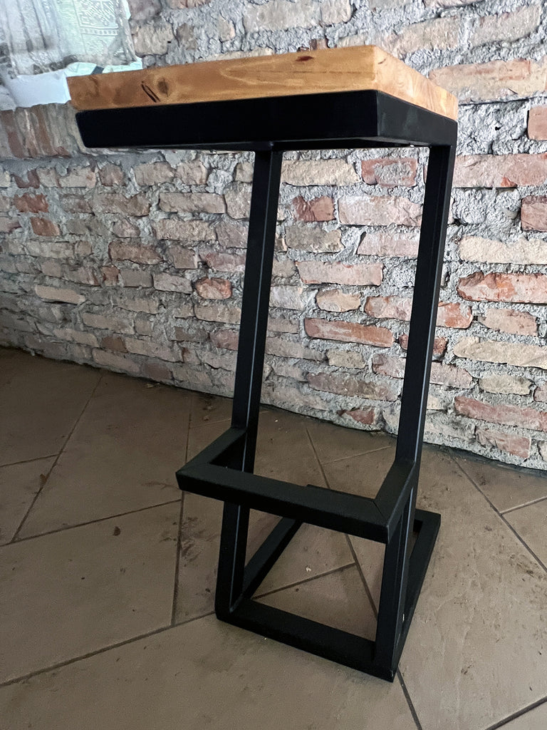 Sgabelli alti Z-01 / Z-02 | Design a “Z” INDUSTRIAL in legno massello e metallo – H.75 cm PERSONALIZZABILI