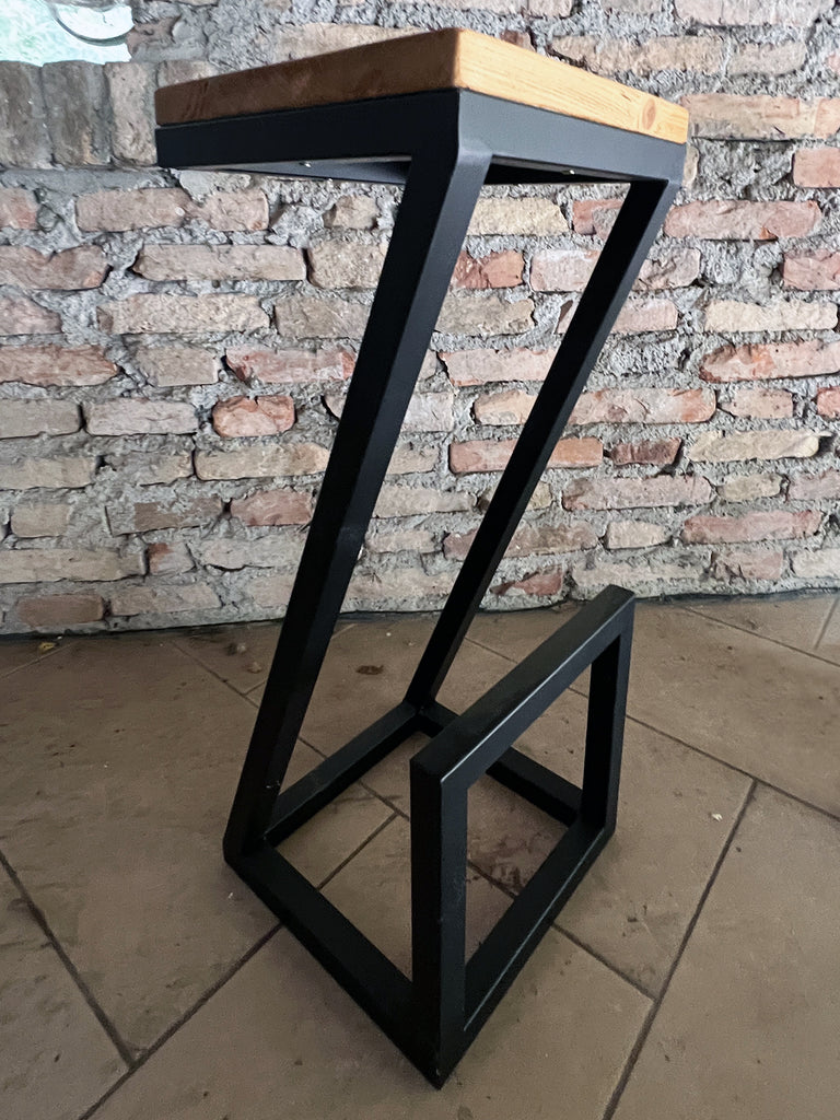 Sgabelli alti Z-01 / Z-02 | Design a “Z” INDUSTRIAL in legno massello e metallo – H.75 cm PERSONALIZZABILI