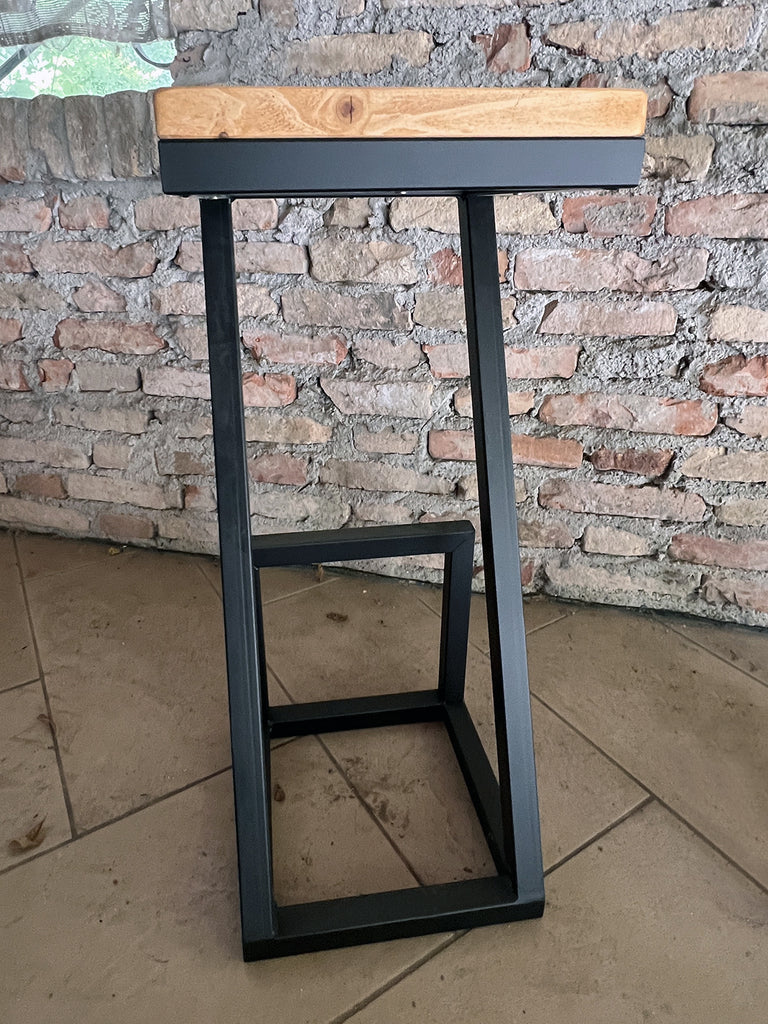 Sgabelli alti Z-01 / Z-02 | Design a “Z” INDUSTRIAL in legno massello e metallo – H.75 cm PERSONALIZZABILI