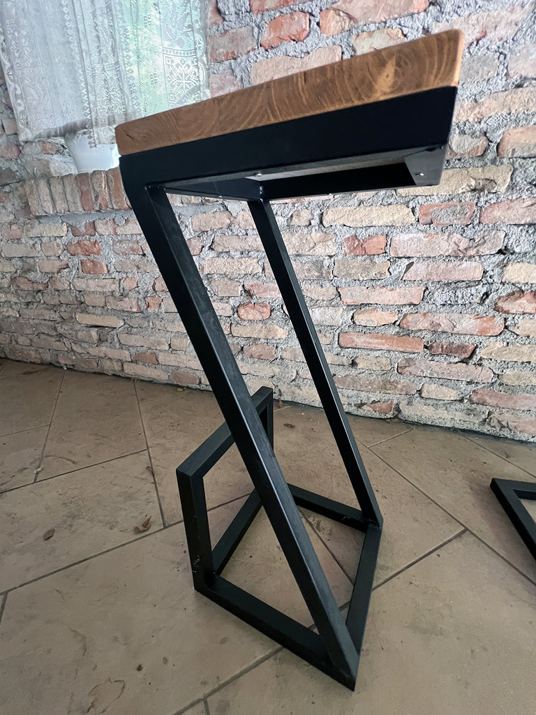 Sgabelli alti Z-01 / Z-02 | Design a “Z” INDUSTRIAL in legno massello e metallo – H.75 cm PERSONALIZZABILI