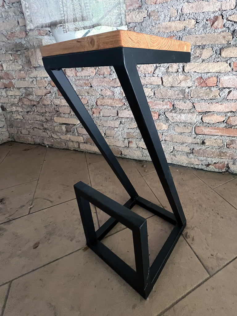 Sgabelli alti Z-01 / Z-02 | Design a “Z” INDUSTRIAL in legno massello e metallo – H.75 cm PERSONALIZZABILI