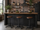 Sgabello H. 52–62 cm regolabile a vite tipo bar/pub – design VINTAGE INDUSTRIAL a molla – struttura in metallo e seduta in legno – finitura nero opaco