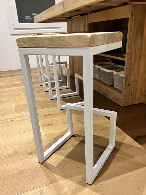 Hoher Hocker H. 60/70 cm Freischwinger-Design im INDUSTRIE-Stil Massivholz / Metallrohrrahmen ANPASSBAR