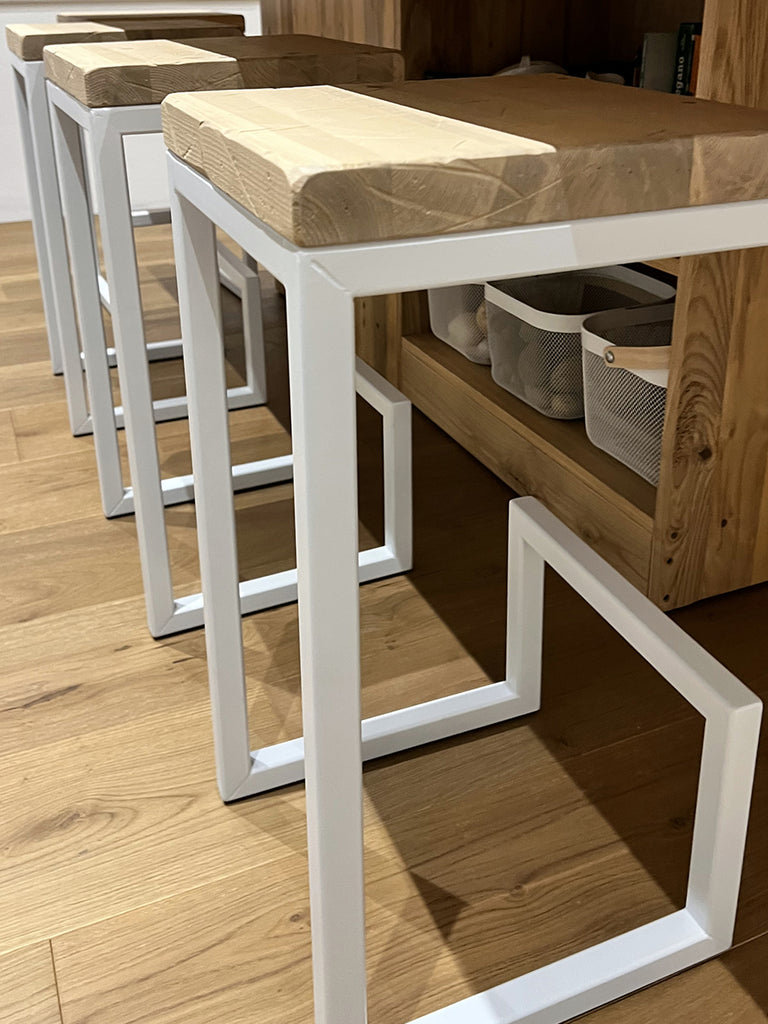 Hoher Hocker H. 60/70 cm Freischwinger-Design im INDUSTRIE-Stil Massivholz / Metallrohrrahmen ANPASSBAR