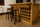 Hoher Hocker H. 65/75 cm BAR PUB INDUSTRIE-Stil Sitz aus Massivholz / trapezförmiges Metallrohrgestell ANPASSBAR