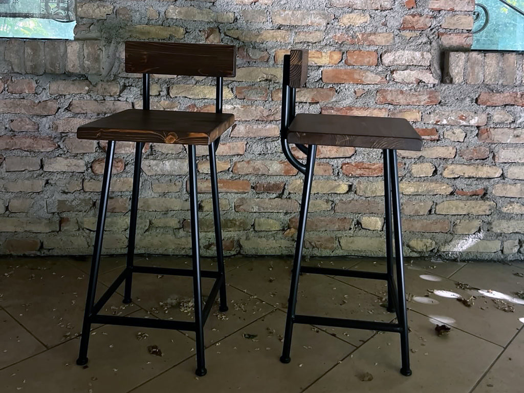 Sgabello alto H. 60/70 cm tipo BAR / PUB Design squadrato con schienale INDUSTRIAL legno massello / telaio in metallo tubolare PERSONALIZZABILE