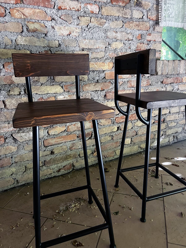 Sgabello alto H. 60/70 cm tipo BAR / PUB Design squadrato con schienale INDUSTRIAL legno massello / telaio in metallo tubolare PERSONALIZZABILE