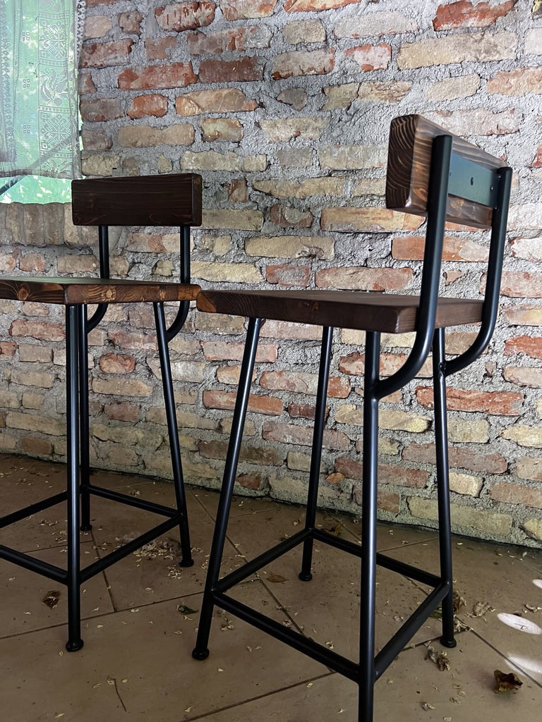 Sgabello alto H. 60/70 cm tipo BAR / PUB Design squadrato con schienale INDUSTRIAL legno massello / telaio in metallo tubolare PERSONALIZZABILE