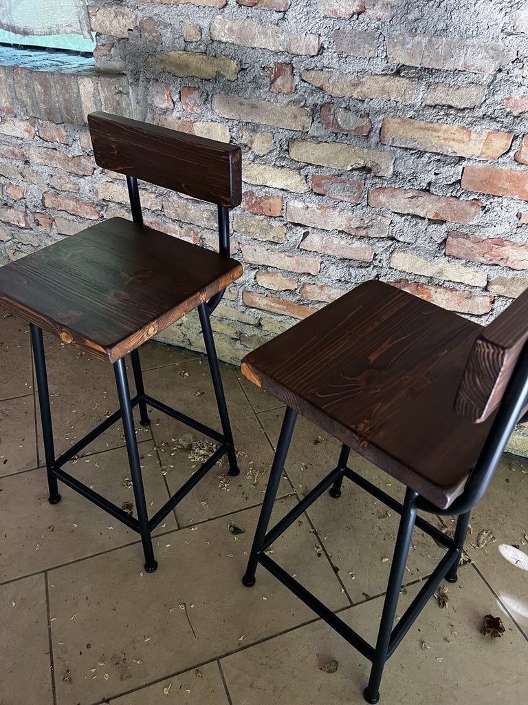 Sgabello alto H. 60/70 cm tipo BAR / PUB Design squadrato con schienale INDUSTRIAL legno massello / telaio in metallo tubolare PERSONALIZZABILE