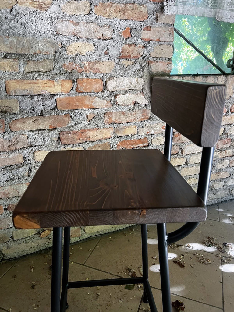 Sgabello alto H. 60/70 cm tipo BAR / PUB Design squadrato con schienale INDUSTRIAL legno massello / telaio in metallo tubolare PERSONALIZZABILE