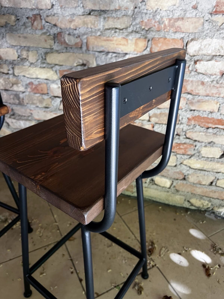Sgabello alto H. 60/70 cm tipo BAR / PUB Design squadrato con schienale INDUSTRIAL legno massello / telaio in metallo tubolare PERSONALIZZABILE