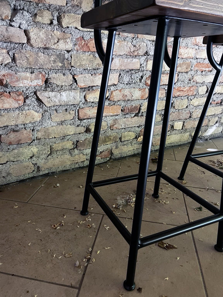 Sgabello alto H. 60/70 cm tipo BAR / PUB Design squadrato con schienale INDUSTRIAL legno massello / telaio in metallo tubolare PERSONALIZZABILE