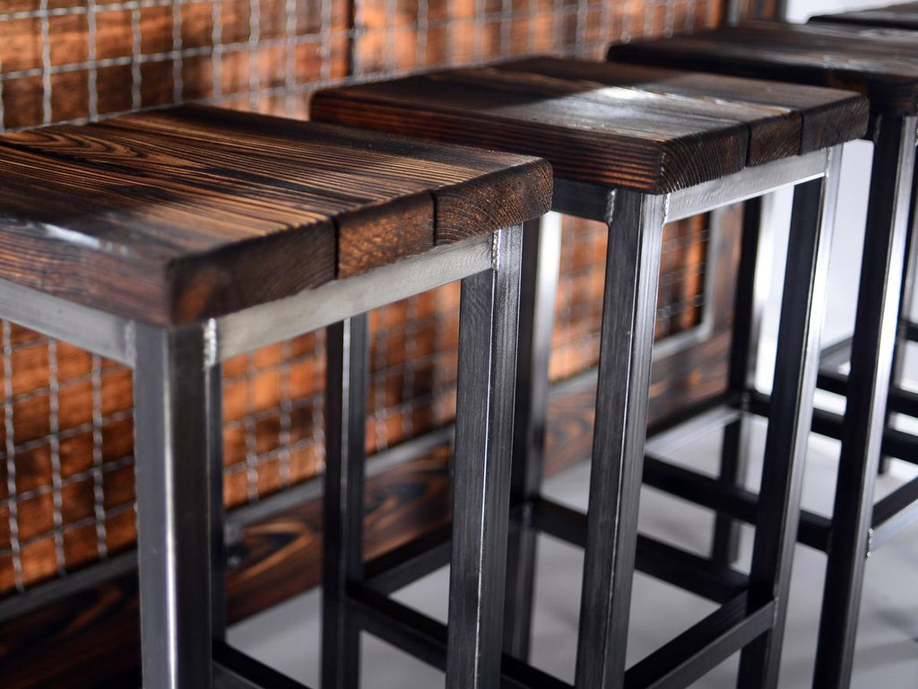 Hoher Hocker H. 65/75 cm Quadratisches Design im INDUSTRIE-Stil Massivholz / Metallrohrrahmen ANPASSBAR