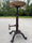 Sgabello H. 53–68 cm regolabile a vite tipo bar/pub - design VINTAGE INDUSTRIAL - struttura in ghisa e seduta in legno - finitura bronzo antico