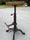 Sgabello H. 53–68 cm regolabile a vite tipo bar/pub - design VINTAGE INDUSTRIAL - struttura in ghisa e seduta in legno - finitura bronzo antico