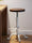 Sgabello H. 53–68 cm regolabile a vite tipo bar/pub – design VINTAGE INDUSTRIAL – struttura in ghisa e seduta in legno – finitura bianco Shabby