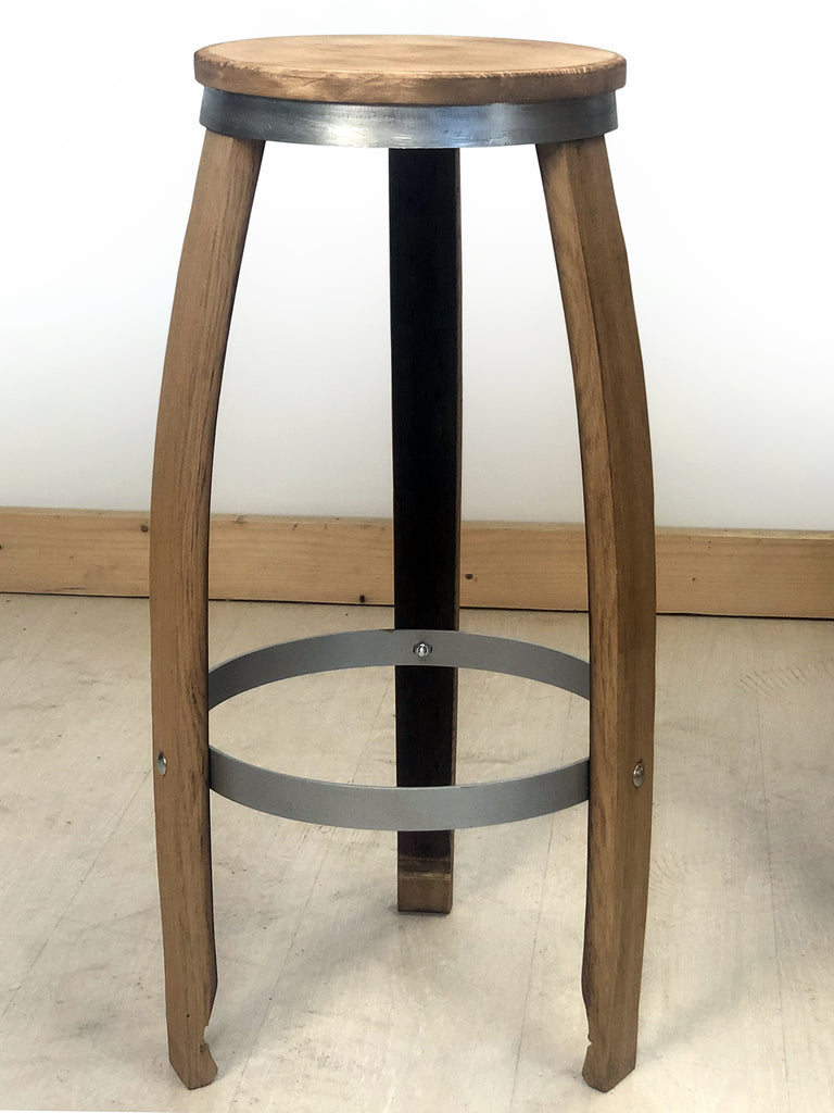 Hoher Hocker H. 50/60/70 cm mit Latten aus recycelten Eichenweinfässern im Industriestil in verschiedenen Ausführungen