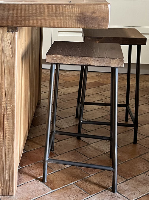 Hoher Hocker H. 60/70 cm BAR / PUB-Typ Quadratisches Design INDUSTRIELLER Massivholz- / Metallrohrrahmen ANPASSBAR