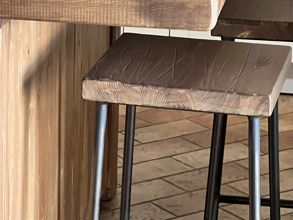 Sgabello alto H. 60/70 cm tipo BAR / PUB Design squadrato INDUSTRIAL legno massello / telaio in metallo tubolare PERSONALIZZABILE