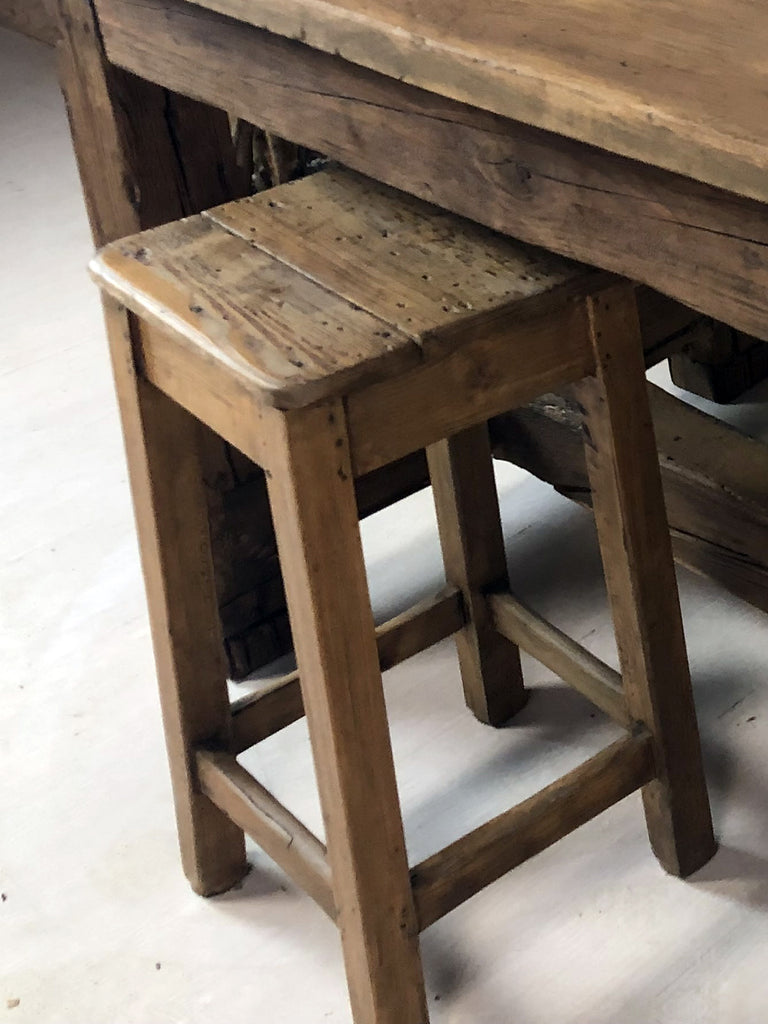 Niedriger Hocker H. 45/55 cm RUSTIKALER / VESSED / ANTIKER Stil aus Massivholz ANPASSBAR (Kopie)
