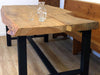 Tavolo stile INDUSTRIAL COUNTRY con piano in cedro scortecciato da 7 cm e gambe in ferro industriale a telaio – misure 200×90×H78 cm