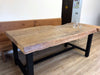 Tavolo stile INDUSTRIAL COUNTRY con piano in cedro scortecciato da 7 cm e gambe in ferro industriale a telaio – misure 200×90×H78 cm