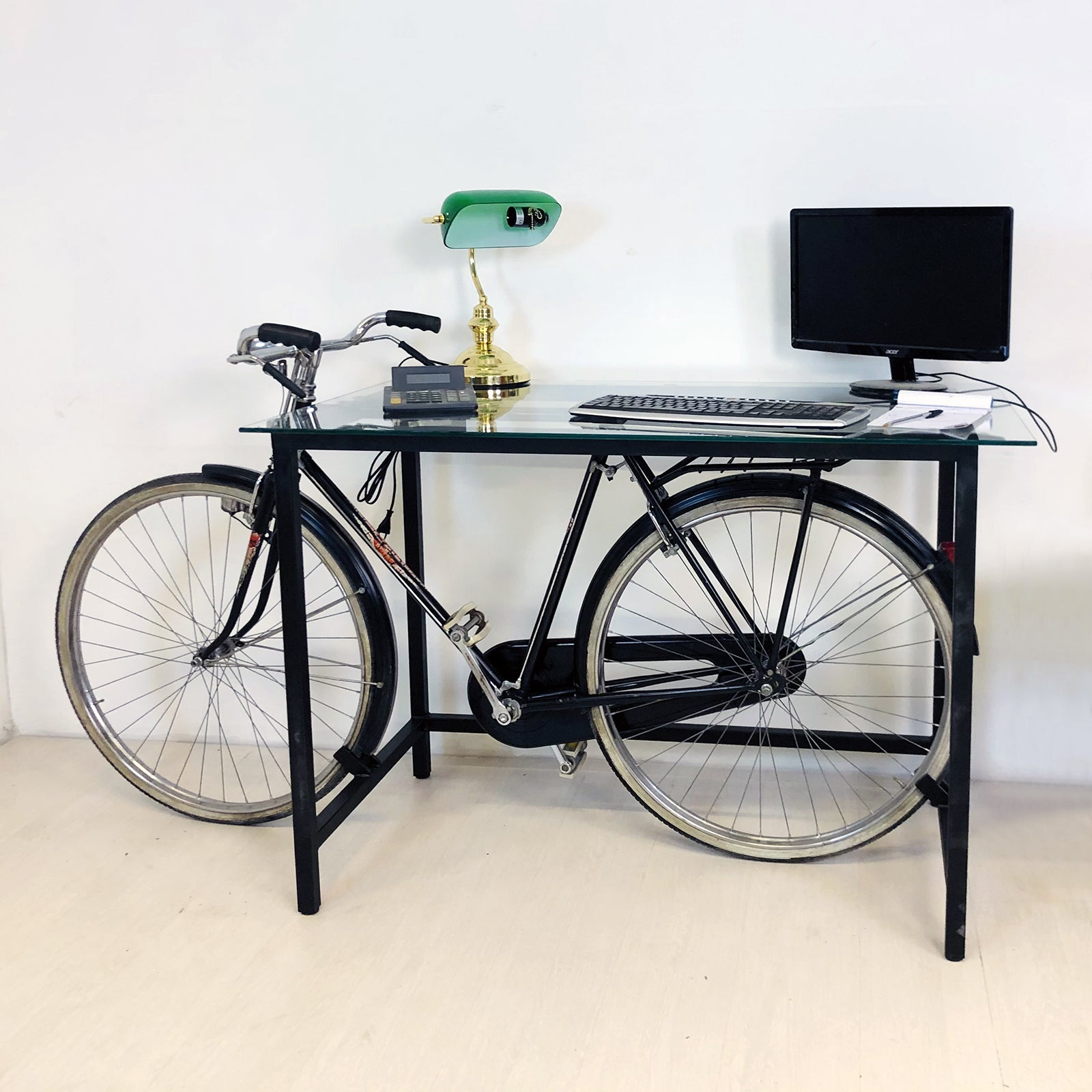 Handgefertigter dekorativer Konsolentisch im Industriestil mit Eisen- und Glasstruktur und Vintage-Fahrrad 200 x 60 x 100 cm