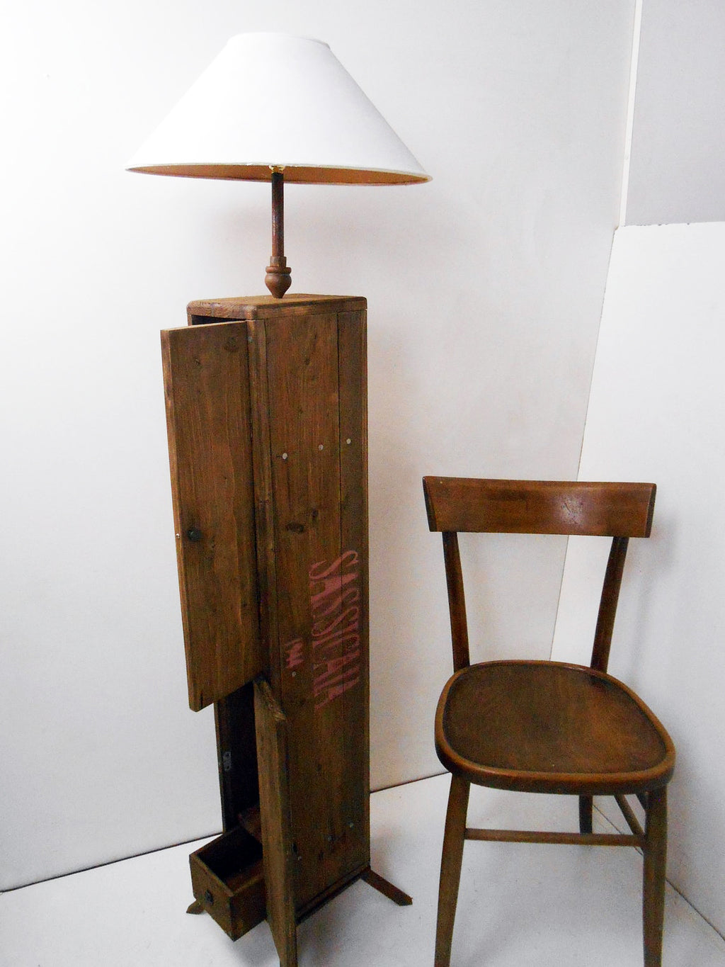 Stehlampe mit Lampenschirm aus Recyclingmaterial, Holzständer im LANDH – il baule di nonna elvira
