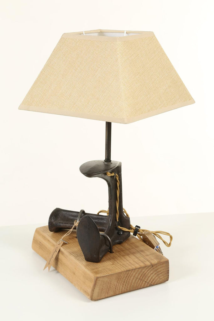 Abat jour Abasciur Lampada da tavolo stile INDUSTRIAL base in legno e incudine da Calzolaio con paralume luce Edison 28x29xh40 cm nostra produzione