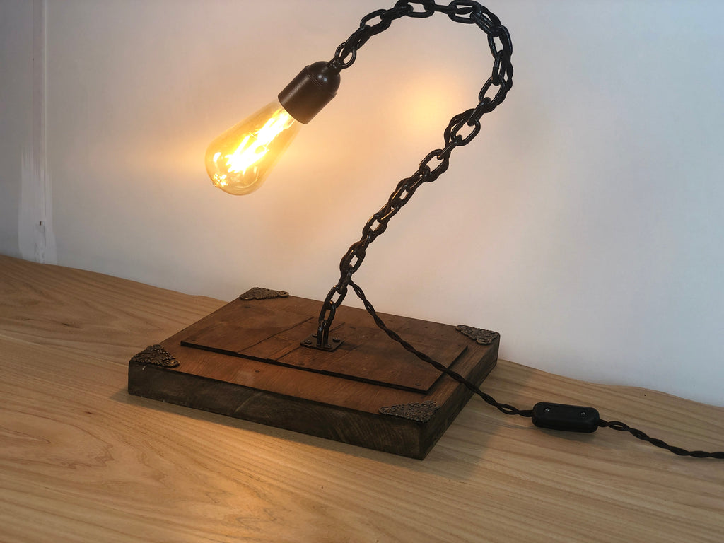 Abat jour Abasciur Lampada da tavolo stile INDUSTRIAL con catena saldata base in legno e luce Edison 28x29xh40 cm nostra produzione