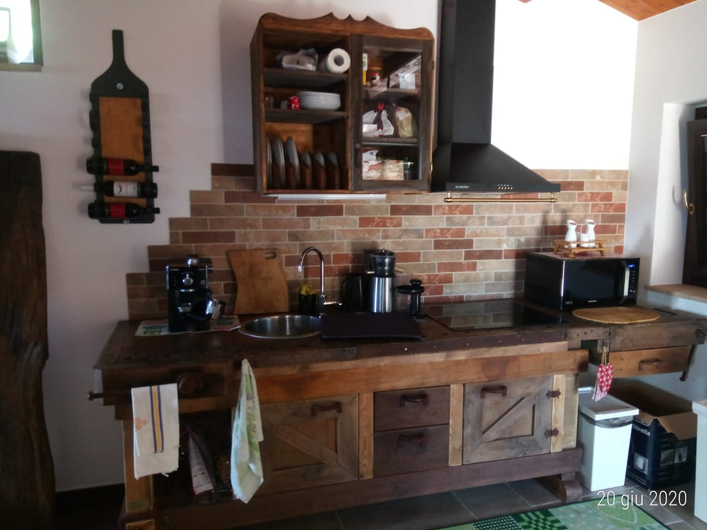 Linear kitchen + wall unit, plate rack and INDUSTRIAL / COUNTRY / RUSTICA style display cabinet in solid wood complete with hob, sink and tap 250x70x90 cm