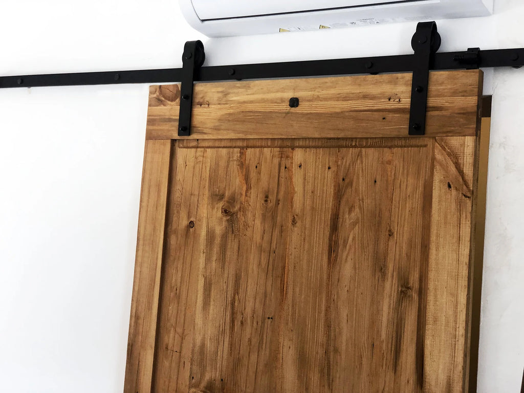 Porta scorrevole per interni stile INDUSTRIAL legno massello scorrimenti con carrucole su rotaia in ferro 95xh220 cm personalizzabile