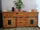Sideboard im Industriestil, Massivholz, Schiebetüren auf Schienen, 180x40x80 cm
